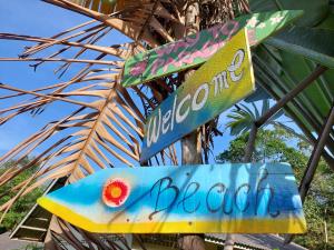 象岛Papaya Cottage Koh Chang的杆上的海滩酒吧标志