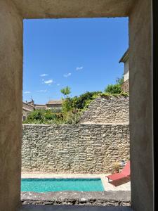 拉聂La Villa 1777的享有石墙和游泳池的景色