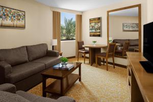 奥朱贝尔InterContinental Al Jubail Resort的客厅配有沙发和桌子