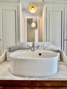 拉聂La Villa 1777的白色的浴室设有水槽和镜子