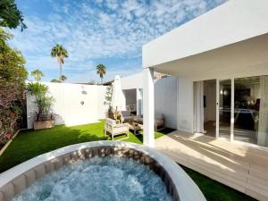圣巴托洛梅Bungalow de diseño hidromasajes terraza y piscina.的后院,在庭院设有热水浴池