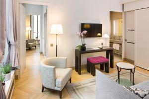 巴黎贝德福酒店的一间客厅,客厅内配有一张桌子和椅子