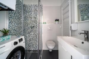 布达佩斯Sunhill Studio的浴室配有卫生间、盥洗盆和淋浴。