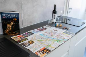布达佩斯Sunhill Studio的一张桌子,上面有地图和一瓶葡萄酒