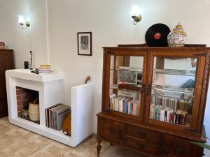 科英布拉Moradia com Alma Xico's House的书架和书柜的房间