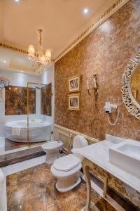 亚历山大Le Metropole Luxury Heritage Hotel Since 1902 by Paradise Inn Group的浴室配有2个卫生间、浴缸和水槽