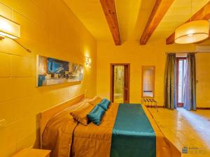 圣劳伦斯The Almonds Luxury Villa的黄色客房内的一间卧室配有一张大床