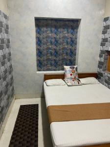 加雅Suraj Bhawan的小型客房 - 带2张床和窗户