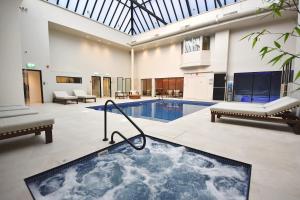 温彻斯特温彻斯特酒店的大楼内带热水浴池的大型室内游泳池