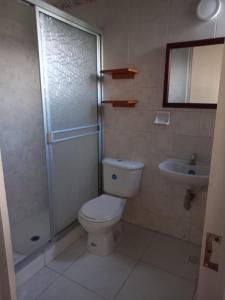 莱蒂西亚Tucuma Casa Hotel的浴室配有卫生间、淋浴和盥洗盆。