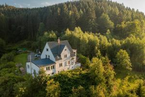 维尔德曼Villa Hoheneck的森林中大房子的空中景观