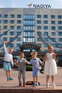 伊万诺-弗兰科夫斯克纳迪亚酒店的一群站在酒店前的儿童