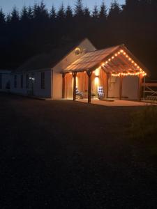 利敦瓦纳Ballygastle的夜间有灯光的谷仓