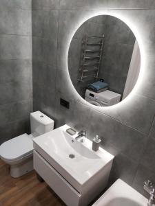 文尼察Люкс Апартаменты Gray Pearl на Подолье的浴室设有白色水槽和镜子