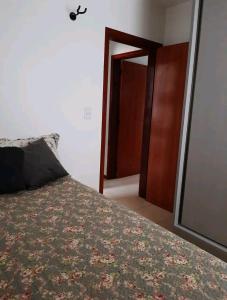 圣若阿金Apê aconchegante e quentinho em São Joaquim的一间卧室设有一张床和一个开放式门