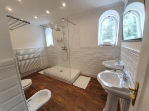 新比斯特日采派思拉可乐思妮酒店的白色的浴室设有2个盥洗盆和淋浴。