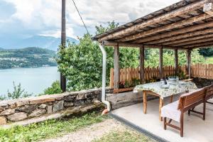佩尔吉内瓦尔苏加纳Residenza Glicine的一个带桌子并享有水景的庭院