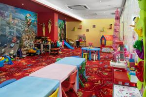 桑丹斯基皮林百樂酒店的儿童游戏室,配有桌子和游戏设备