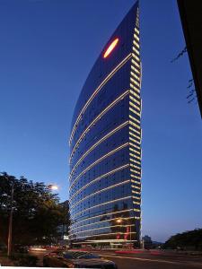 深圳深圳乐酒店的一座高大的建筑,旁边有一个标志