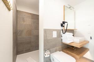 波茨坦Design Apartments Potsdam - Luise的一间带卫生间和镜子的浴室