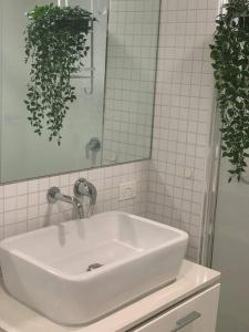 墨尔本Carlton Stunning View Apartment 150m away from University of Melbourne的浴室设有白色水槽和镜子