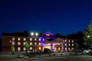 斯特布里奇Holiday Inn Express & Suites - Sturbridge, an IHG Hotel的紫色灯的夜间酒店