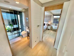 伯恩茅斯The Beach Hytte - Stunning Sea View Penthouse的客房设有带一张床和镜子的卧室