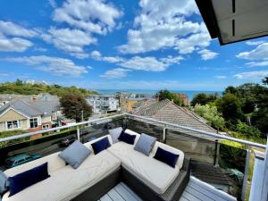 伯恩茅斯The Beach Hytte - Stunning Sea View Penthouse的阳台配有白色沙发和蓝色枕头。