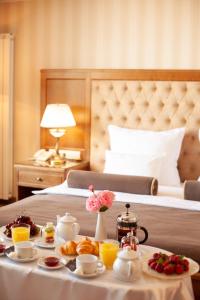 伊万诺-弗兰科夫斯克纳迪亚酒店的酒店客房带一张桌子,上面有早餐食品