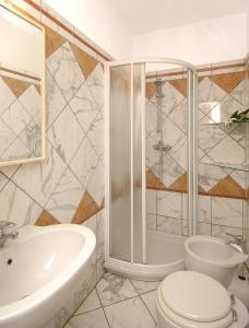 威尼斯Ca' Dei Leoni的带淋浴、卫生间和盥洗盆的浴室