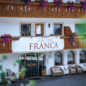塞尔瓦迪加尔代纳山谷Garni Hotel Franca b&b的一座建筑,上面标有读大酒店法兰卡的标志