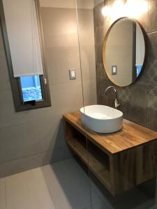 Vista FloresCARASUR的一间带水槽和镜子的浴室