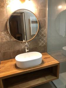 Vista FloresCARASUR的浴室设有白色水槽和镜子