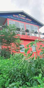 Xuân TrườngMr.Khanh Coffee的前面有棵树的红色建筑