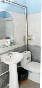 Xuân TrườngMr.Khanh Coffee的浴室配有白色水槽和卫生间。