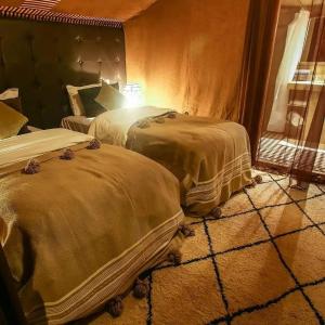 梅尔祖卡Desert Lover's Luxury Camp的两张床位于带窗户的房间内