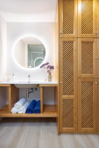 阿尔卡拉Home2Book Stylish Apartment Alcalá Beach的一间带水槽和镜子的浴室