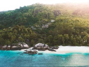 马埃岛贝拉扎尔区瓦莫尔温泉度假酒店的海洋中的岛屿,有海滩和树木