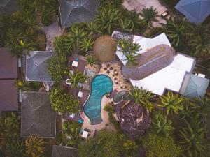 马埃岛贝拉扎尔区瓦莫尔温泉度假酒店的享有带游泳池的度假村的空中景致