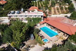 帕莫卡莱多特季节酒店的享有带游泳池的建筑的空中景致