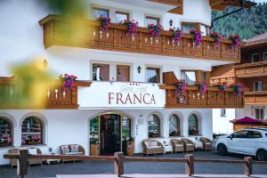 塞尔瓦迪加尔代纳山谷Garni Hotel Franca b&b的一座带鲜花阳台的建筑