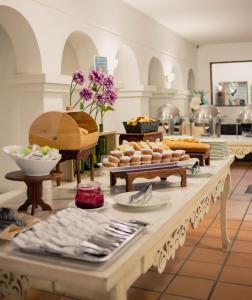 库库塔Hotel Faranda Bolivar Cucuta, a member of Radisson Individuals的厨房里的自助餐