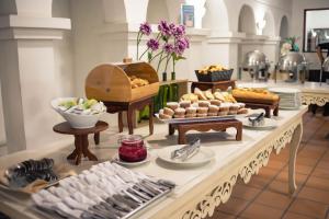 库库塔Hotel Faranda Bolivar Cucuta, a member of Radisson Individuals的自助餐,包括餐桌上的各种食品