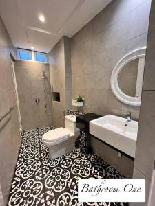 丹绒武雅Tanjung Bungah PEARL HILL42 Homestay的浴室配有盥洗盆、卫生间和浴缸。