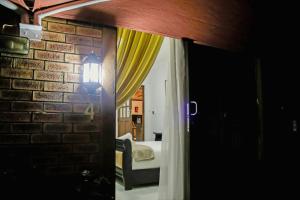 LobatsePitikwe Hill Guesthouse的客房享有带一张床和窗户的景致。