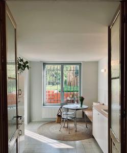 那慕尔Maison Henri Namur的厨房配有桌子和窗户