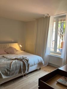 那慕尔Maison Henri Namur的一间卧室设有一张床和一个大窗户