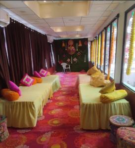 斋浦尔Sukh Sagar Hotel的火车厢里一排三张床