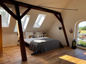 StelleDas Timmann的一间设有床铺的卧室,位于带窗户的房间内