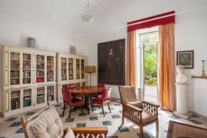 巴格里亚Vero Sicily - Sicilian Garden Cottages的客厅配有桌椅和窗户。